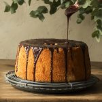 ORANGE CHIFFON CAKE CON GLASEADO DE CHOCOLATE Y NARANJAS CONFITADAS